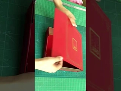 Zamówione pudełko z kwiatami z kartonu z złotą pieczęcią